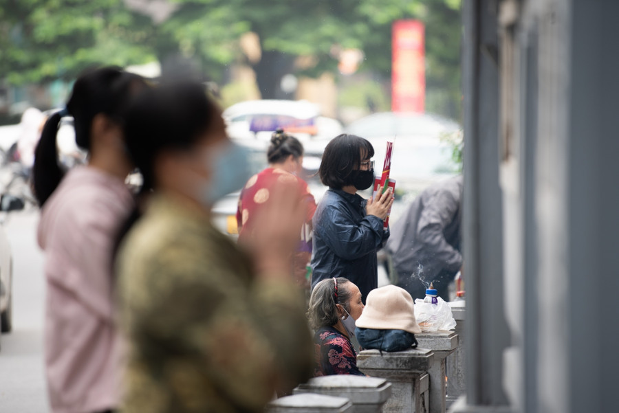 Chùa Hà được nhiều người truyền tai nhau về sự linh thiêng khi cầu duyên. Nhiều bạn trẻ đến chùa này thắp hương, xin sớ, dâng lễ để cầu may mắn, bình an và đặc biệt tìm được “một nửa” của đời mình. Chùa Hà được nhiều người truyền tai nhau về sự linh thiêng khi cầu duyên. Nhiều bạn trẻ đến chùa này thắp hương, xin sớ, dâng lễ để cầu may mắn, bình an và đặc biệt tìm được “một nửa” của đời mình.