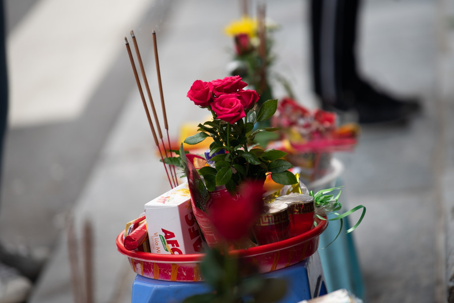 Lễ được nhiều người sắp và đặt bên ngoài cổng chùa. Lễ được nhiều người sắp và đặt bên ngoài cổng chùa.