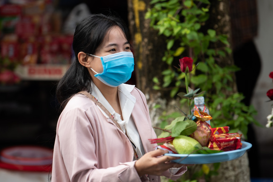 Hà Nội: Bạn trẻ đến chùa Hà cầu sức khỏe, tình duyên trong ngày 20/10 ảnh 11 Hà Nội: Bạn trẻ đến chùa Hà cầu sức khỏe, tình duyên trong ngày 20/10 ảnh 11