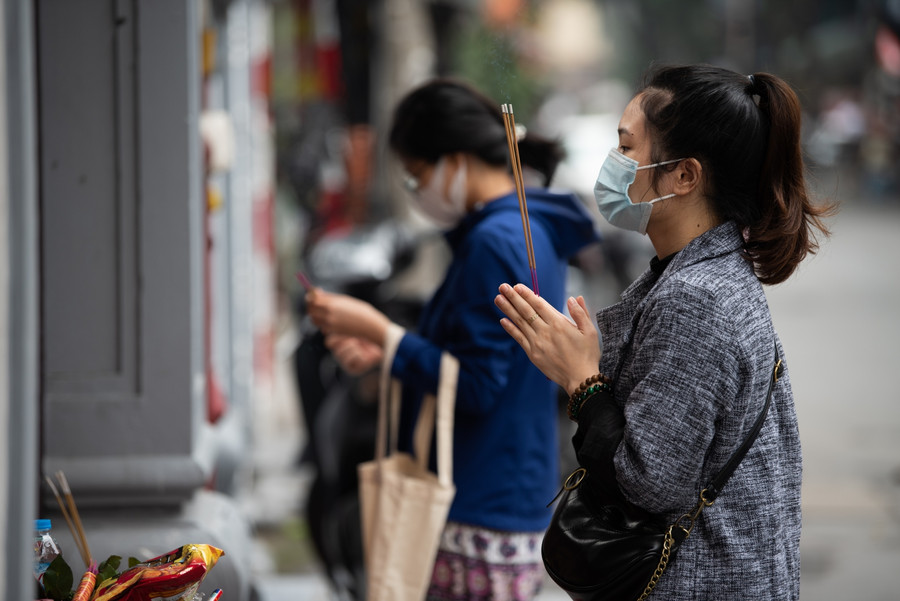 Cho dù không được vào bên trong nhưng nhiều bạn trẻ vẫn thành tâm đứng bên ngoài cổng để vái vọng. Cho dù không được vào bên trong nhưng nhiều bạn trẻ vẫn thành tâm đứng bên ngoài cổng để vái vọng.