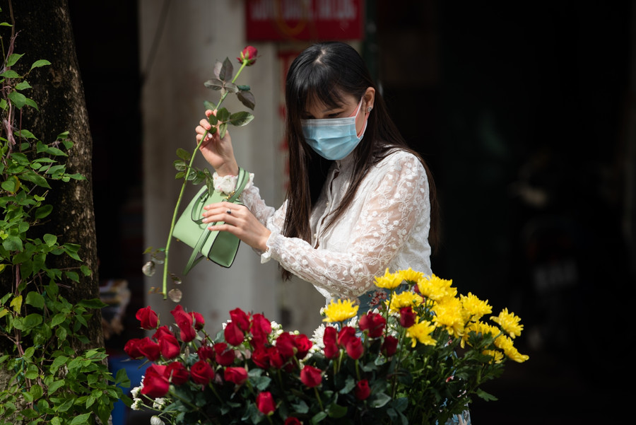 Các bạn trẻ tự tay chọn hoa, sắm lễ Các bạn trẻ tự tay chọn hoa, sắm lễ