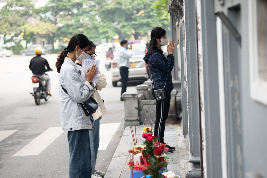 Nhưng đến mùng 1, rằm hàng tháng như thông lệ nhiều người vẫn đến đền, chùa để cầu chúc bình an đến với gia đình cho dù phải đứng ngoài cổng để vái vọng. Nhưng đến mùng 1, rằm hàng tháng như thông lệ nhiều người vẫn đến đền, chùa để cầu chúc bình an đến với gia đình cho dù phải đứng ngoài cổng để vái vọng.