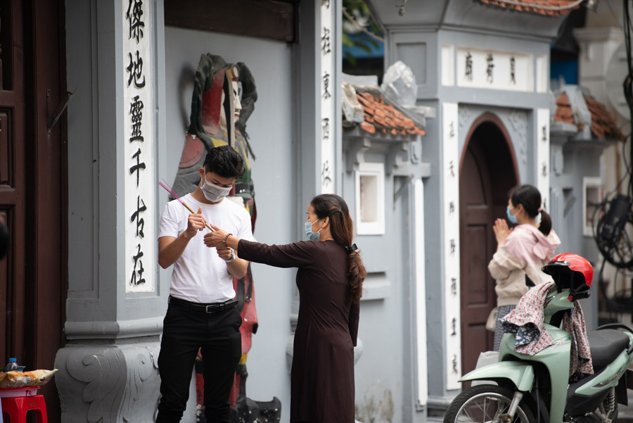 Nhiều bạn trẻ đã tranh thủ buổi sáng để đến lễ. Nhiều bạn trẻ đã tranh thủ buổi sáng để đến lễ.