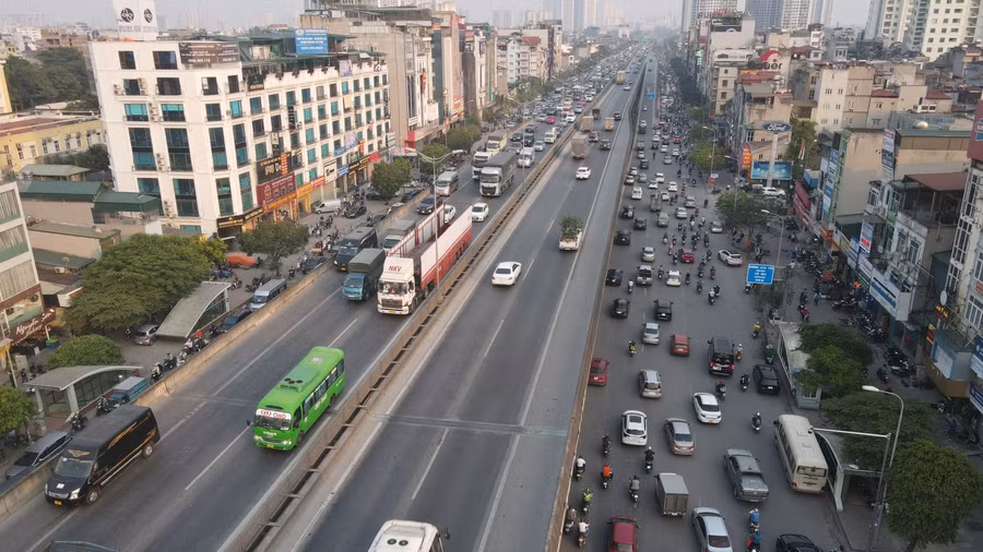 Đường phố Hà Nội ùn tắc kéo dài trước ngày nghỉ lễ giỗ Tổ Hùng Vương ảnh 1