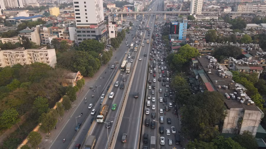 Dòng người đổ về quê nghỉ lễ dịp giỗ Tổ Hùng Vương, khiến nhiều tuyến đường ở Hà Nội ùn tắc từ 16h chiều ngày 8/4.