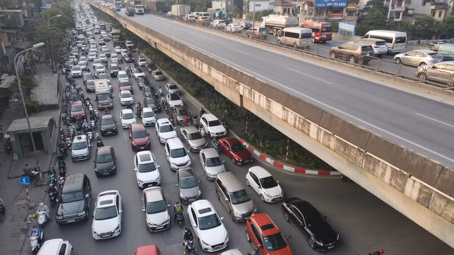 Đường phố Hà Nội ùn tắc kéo dài trước ngày nghỉ lễ giỗ Tổ Hùng Vương ảnh 3