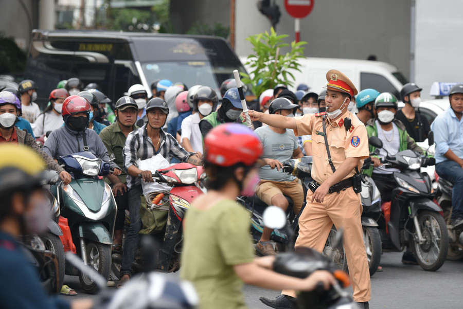 1 đồng chí CSGT đội 14, Công an TP Hà Nội cho biết: Đội đã lập nhiều phương án phân luồng giao thông, cùng với đó 100% quân số sẽ luôn túc trực trong dịp lễ để đảm bảo cho giao thông trước, trong và sau dịp nghỉ lễ.