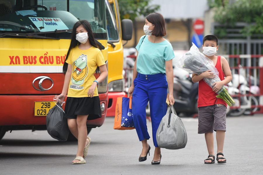 Người dân lỉnh kỉnh đồ đạc để về quê dịp nghỉ lễ 2/9.