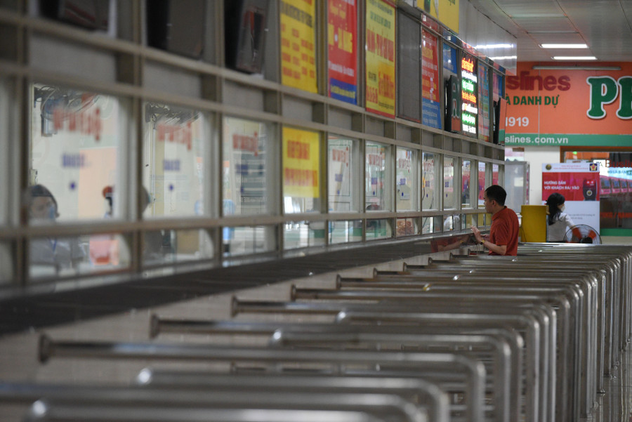 Ghi nhận tại bến xe Giáp Bát chiều nay, lượng người lựa chọn xe khách để di chuyển có đông hơn so với ngày thường, nhưng trong bến xe rất nhiều xe ra khỏi bến vẫn vắng khách.