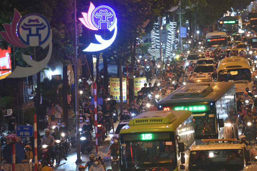 Nhiều phương tiện phải đi lên vỉa hè để di chuyển.