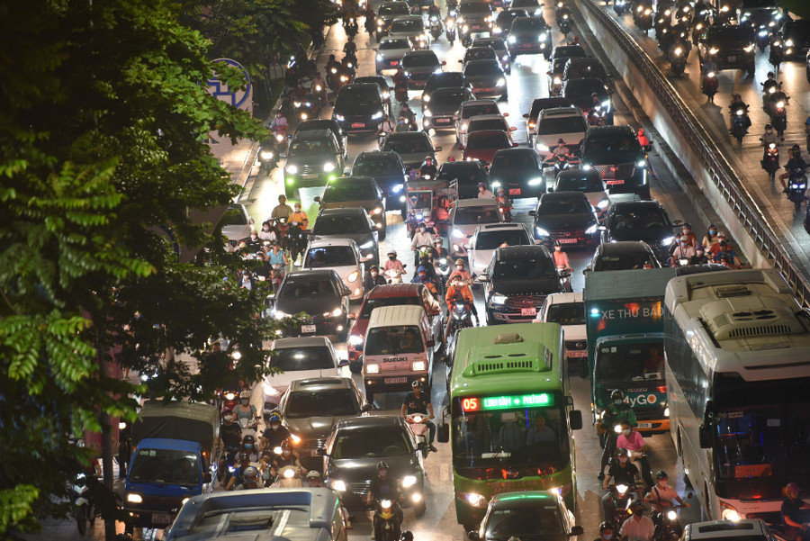 Tại đường Nguyễn Trãi hướng Ngã Tư Sở- Hà Đông nhiều đoạn ùn ứ kéo dài, các phương tiện phải di chuyển chậm.