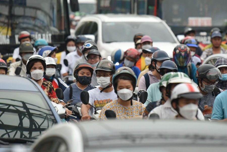 Tình hình giao thông trong chiều ngày hôm nay có tăng mạnh nhưng tại tuyến đường Giáp Bát đoạn bến xe Nước Ngầm và trên trục tuy đông tại nhiều điểm dừng đèn tín hiệu, nhưng giao thông vẫn được đảm bảo, chưa xảy ra hiện tượng ùn tắc.