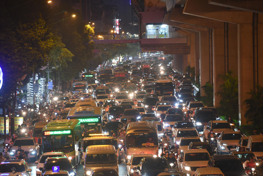 Tại đường Trần Phú ùn ứ kéo dài đến gần khu vực Học viện An Ninh do tại đây có điểm giao cắt.