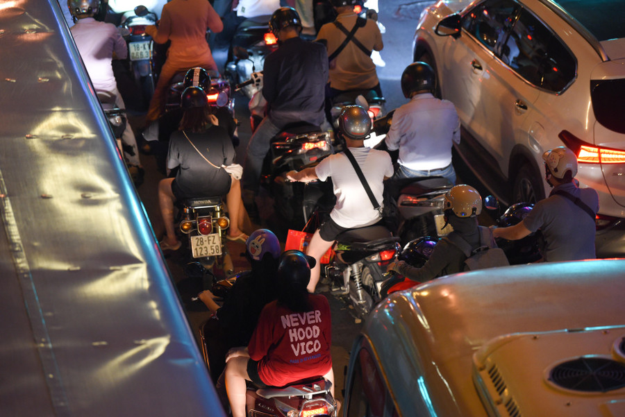 Xe máy lọt thỏm giữa các xe ô tô.