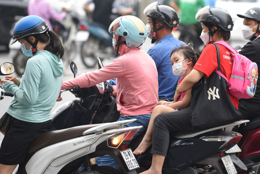 Chị Quách thị Nhàn cho biết, ngày sau khi hết ca làm việc chiều ngày hôm nay, chị cùng con đã lựa chọn về quê tại Vĩnh Phúc, cho dù biết đi vào khoảng thời gian trên sẽ đông và vất vả nhưng chị vẫn lựa chọn đi về do có con nhỏ, nên chị muốn về nhà sớm hơn.