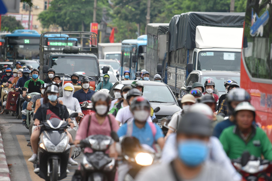 Tại tuyến đường Giải Phóng, gần bến xe Nước Ngầm càng về chiều tối, lượng phương tiện đổ ra hướng ngoại thành càng đông hơn.