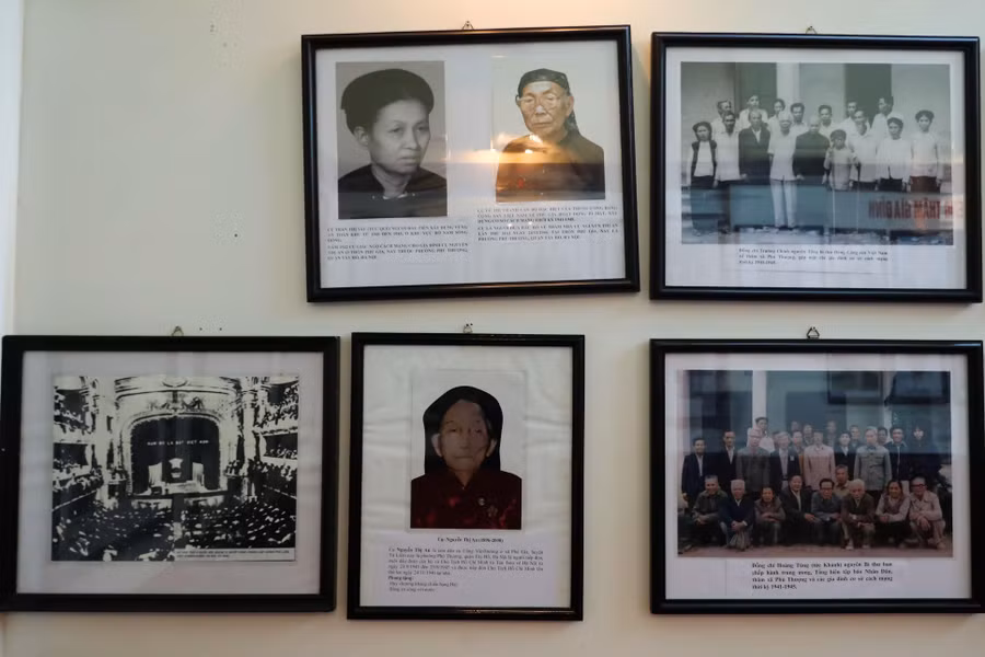 Ông Công Ngọc Dũng, cháu nội của cụ An - người trông coi ngôi nhà hơn 30 năm nay, cho biết năm 1945, khi đoàn công tác hơn 10 người từ chiến khu Việt Bắc trở về đã dừng chân ở ngôi nhà này. Chủ tịch Hồ Chí Minh thường ngồi làm việc tại bộ tràng kỷ, tối ngủ ở sập.