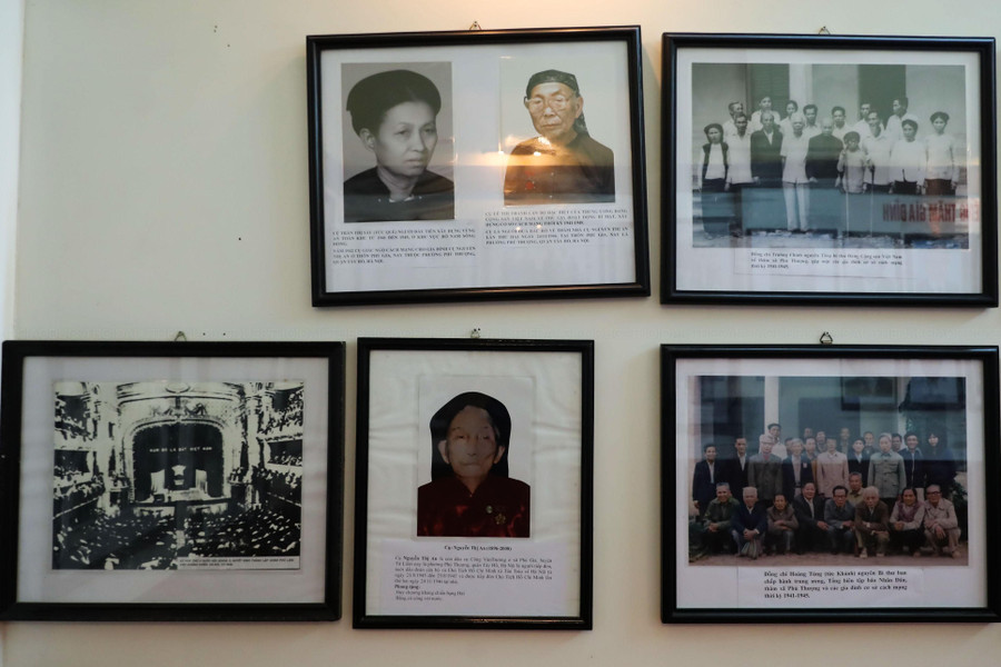 Ông Công Ngọc Dũng, cháu nội của cụ An - người trông coi ngôi nhà hơn 30 năm nay, cho biết năm 1945, khi đoàn công tác hơn 10 người từ chiến khu Việt Bắc trở về đã dừng chân ở ngôi nhà này. Chủ tịch Hồ Chí Minh thường ngồi làm việc tại bộ tràng kỷ, tối ngủ ở sập.