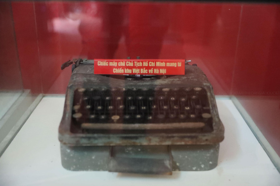 Với 14 di vật, hiện vật cùng hàng chục tài liệu, hình ảnh liên quan đến Bác tại đây, ngôi nhà được công nhận là &apos;Nhà lưu niệm Bác Hồ&apos; và mở cửa đón khách tham quan từ năm 1996.