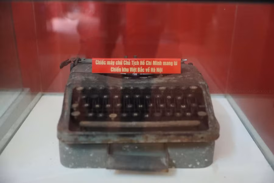 Với 14 di vật, hiện vật cùng hàng chục tài liệu, hình ảnh liên quan đến Bác tại đây, ngôi nhà được công nhận là 'Nhà lưu niệm Bác Hồ' và mở cửa đón khách tham quan từ năm 1996.