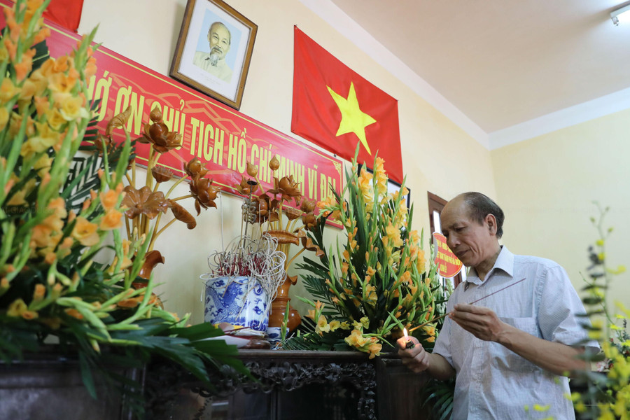 Gian giữa của căn nhà ảnh Bác cùng dòng chữ &apos;Đời đời nhớ ơn Chủ tịch Hồ Chí Minh vĩ đại&apos; đặt trang nghiêm, tôn kính.