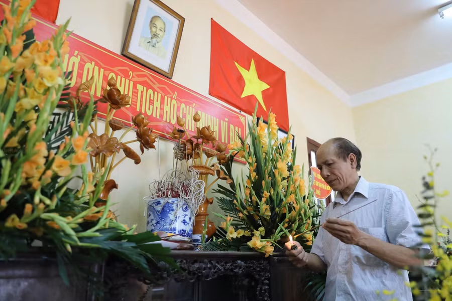 Gian giữa của căn nhà ảnh Bác cùng dòng chữ 'Đời đời nhớ ơn Chủ tịch Hồ Chí Minh vĩ đại' đặt trang nghiêm, tôn kính.