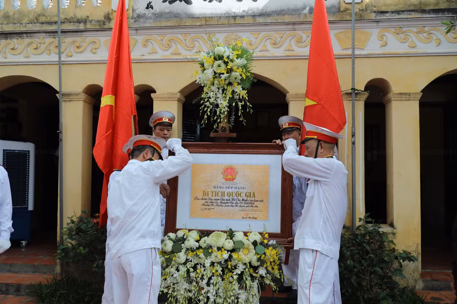Vừa qua, Bộ Văn hóa, Thể thao và Du lịch đã trao Bằng xếp hạng di tích Quốc gia địa điểm lưu niệm Chủ tịch Hồ Chí Minh ở và làm việc tại nhà cụ Nguyễn Thị An.