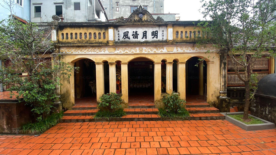 Căn nhà nhỏ chứa đựng nhiều kỷ vật, bức ảnh kỷ niệm, tài liệu quý giá năm xưa, ông Công Ngọc Dũng (chắt nội của cụ Nguyễn Thị An) nhiệt thành kể về những câu chuyện năm xưa.