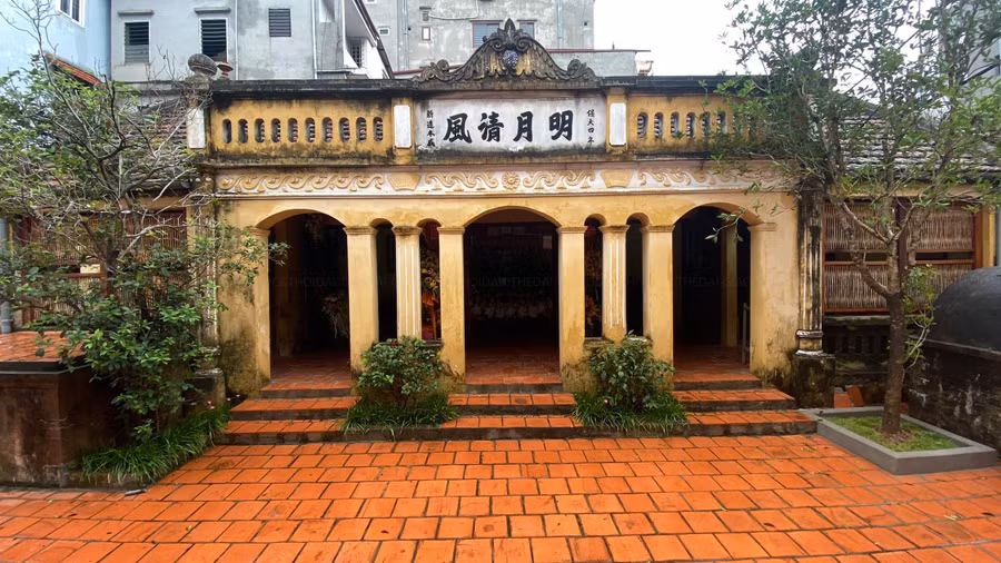 Căn nhà nhỏ chứa đựng nhiều kỷ vật, bức ảnh kỷ niệm, tài liệu quý giá năm xưa, ông Công Ngọc Dũng (chắt nội của cụ Nguyễn Thị An) nhiệt thành kể về những câu chuyện năm xưa.