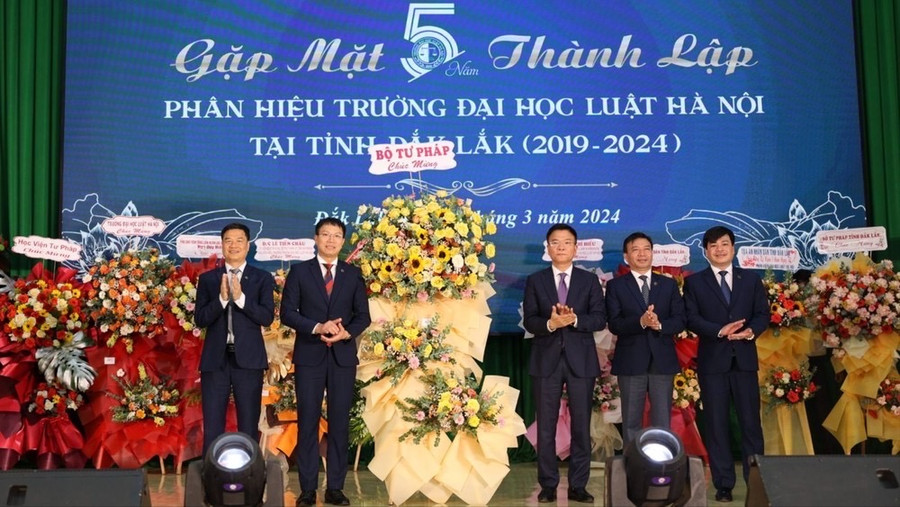 Bộ trưởng Bộ Tư pháp Lê Thành Long (thứ 3 từ phải sang) tham dự buổi lễ. Bộ trưởng Bộ Tư pháp Lê Thành Long (thứ 3 từ phải sang) tham dự buổi lễ.