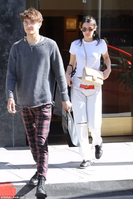 Ao thun trang co ban van duoc long cac dien vien, sieu mau - Anh 12