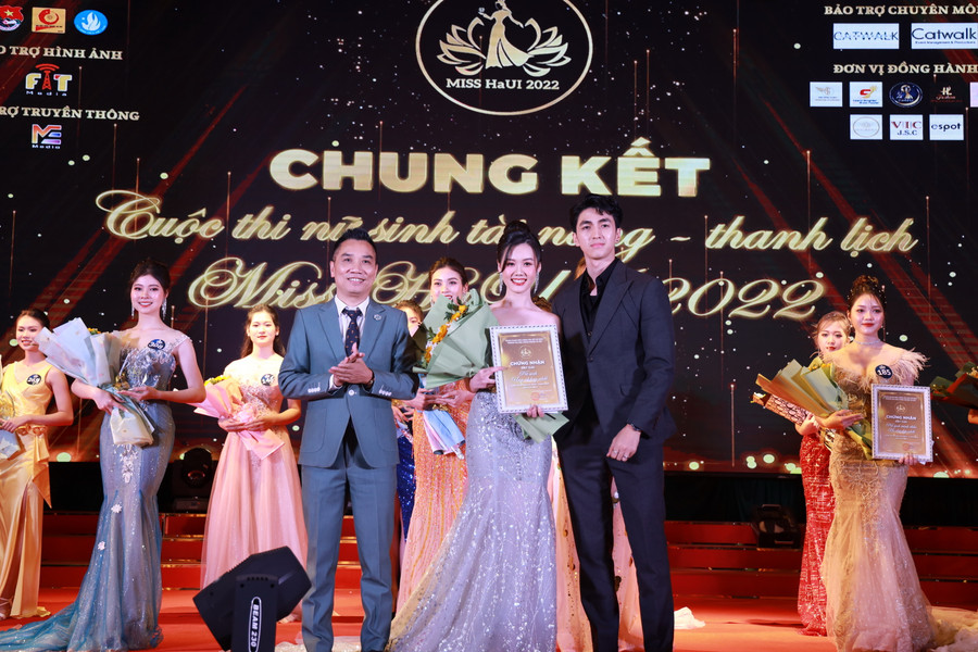 Giải Nữ sinh ứng xử hay nhất đã thuộc về thí sinh Phan Kim Ngân.