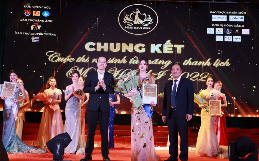 Á khôi 1 thuộc về thí sinh mang số báo danh068 Nguyễn Thị Thu Huyền.