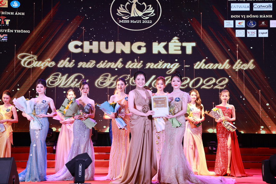 Giải trình diễn Trang phục Áo dài đẹp nhất đã thuộc về thí sinh Nguyễn Thị Thanh Nhàn.