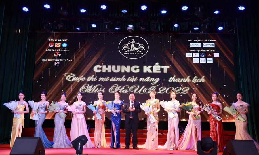 Ban tổ chức tặng hoa, chúc mừng các thí sinh.