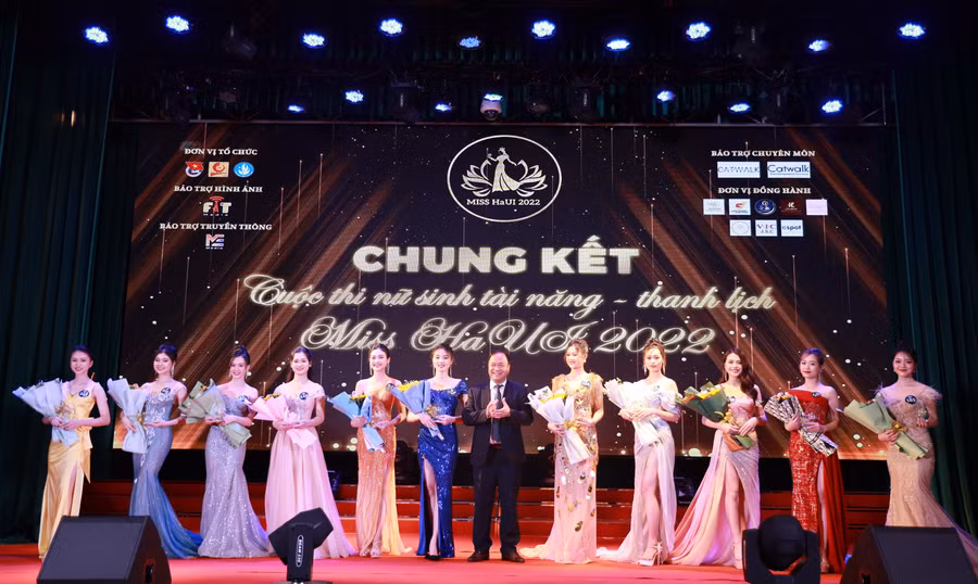 Ban tổ chức tặng hoa, chúc mừng các thí sinh.