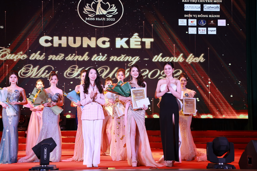 Giải trình diễn Trang phục Dạ hội đẹp nhất đã thuộc về thí sinh Nguyễn Thị Úy Thương.