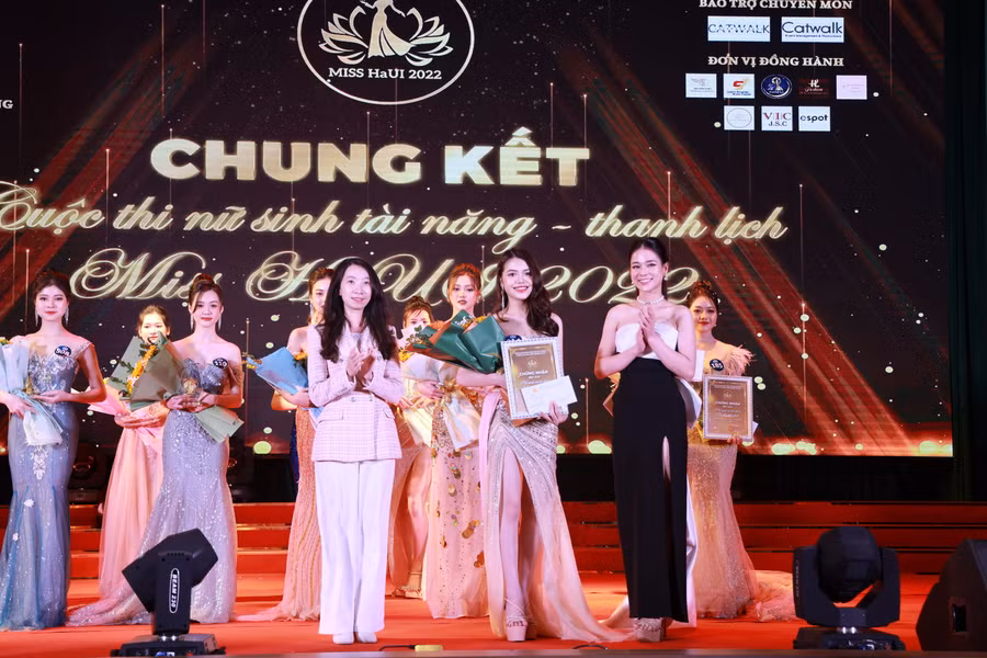 Giải trình diễn Trang phục Dạ hội đẹp nhất đã thuộc về thí sinh Nguyễn Thị Úy Thương.