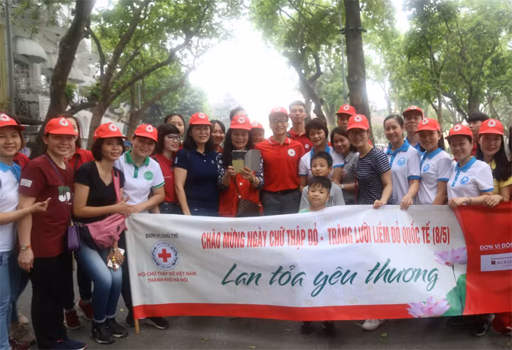 PTT Vũ ĐỨc Đam cùng các công đoàn viên ngành Giáo dục