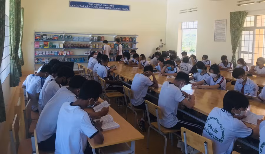 Học sinh Trường THPT Nguyễn Chí Thanh - huyện Lắk hưởng ứng Ngày sách và Văn hoá đọc năm 2022.