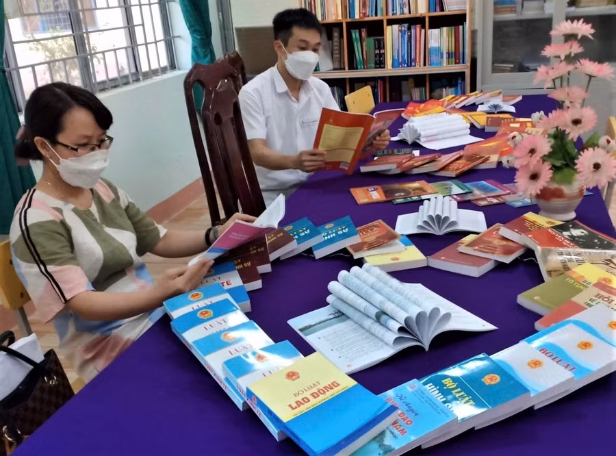 Giáo viên Trường THPT Lê Hữu Trác - huyện Cư M"Gar hưởng ứng Ngày sách và Văn hoá đọc năm 2022.