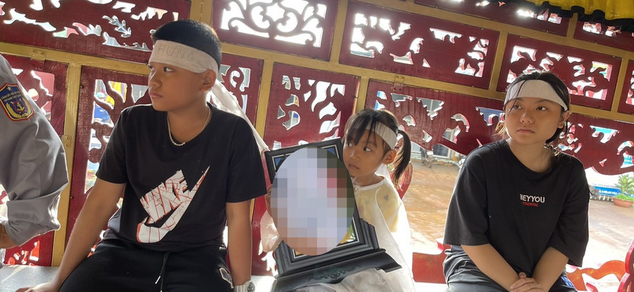 3 đứa trẻ mồ côi thẫn thờ, cần lắm sự quan tâm để con đường phía trước bớt gập ghềnh. 3 đứa trẻ mồ côi thẫn thờ, cần lắm sự quan tâm để con đường phía trước bớt gập ghềnh.
