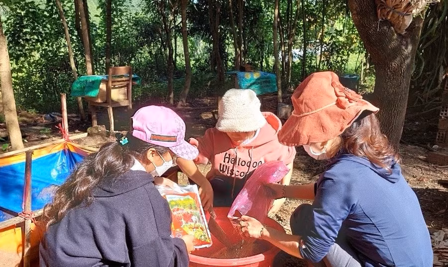 Dùng chế phẩm sinh học ủ phân gia súc, gia cầm của 2 nữ sinh mang lại hiệu quả thiết thực cho người dân khó khăn.