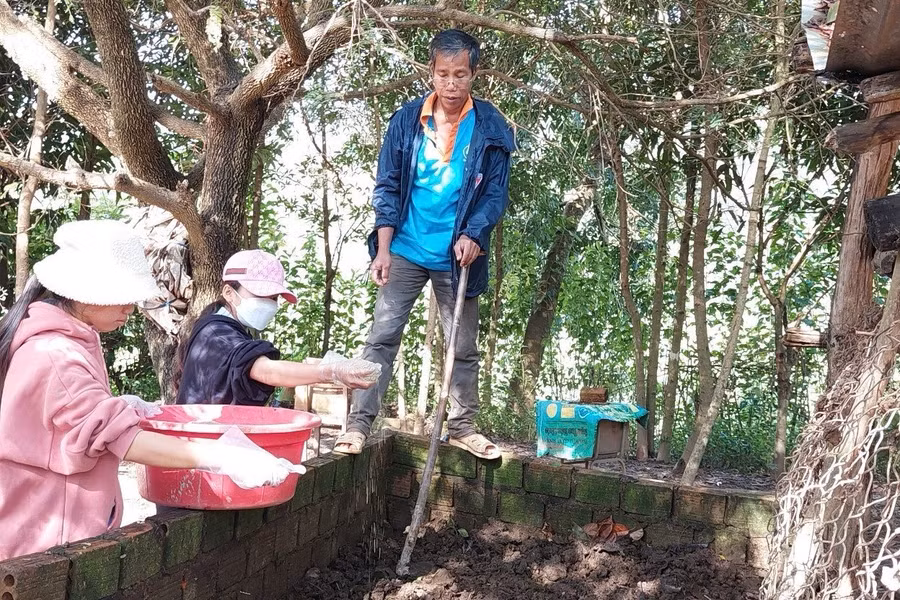 Người dân tận dụng chất thải chăn nuôi của gia đình để ủ phân bằng chế phẩm sinh học.