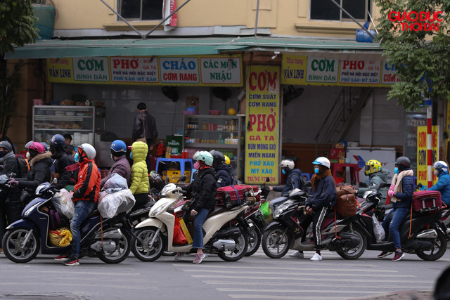 Lỉnh kỉnh đồ được người dân mang lên thành phố sau kỷ nghĩ lễ Tết Nguyên Đán. Lỉnh kỉnh đồ được người dân mang lên thành phố sau kỷ nghĩ lễ Tết Nguyên Đán.