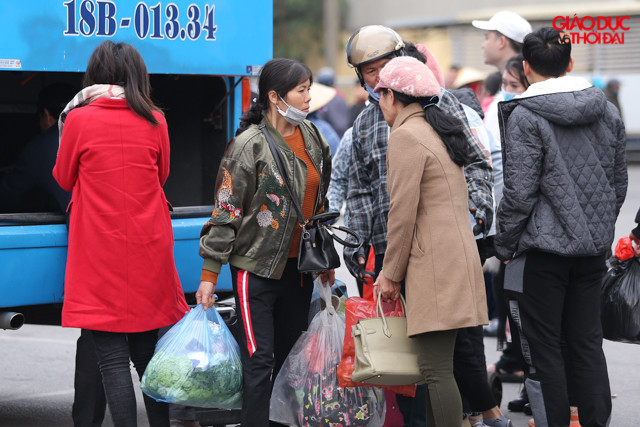 Trong chiều ngày hôm nay, lượng người đổ về bến xe Giáp Bát đông, nhiều người phải đợi người nhà đến đón, nhiều người phải đi xe ôm tại bến xe với giá cao hơn những ngày bình thường. Trong chiều ngày hôm nay, lượng người đổ về bến xe Giáp Bát đông, nhiều người phải đợi người nhà đến đón, nhiều người phải đi xe ôm tại bến xe với giá cao hơn những ngày bình thường.