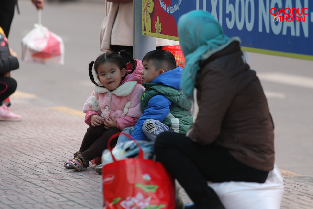 Tại bến xe Giáp Bát trong chiều hôm nay, rất đông người dân đã lên thành phố để chuẩn bị cho ngày đi làm đầu tiên sau kỳ nghỉ Tết. Tại bến xe Giáp Bát trong chiều hôm nay, rất đông người dân đã lên thành phố để chuẩn bị cho ngày đi làm đầu tiên sau kỳ nghỉ Tết.