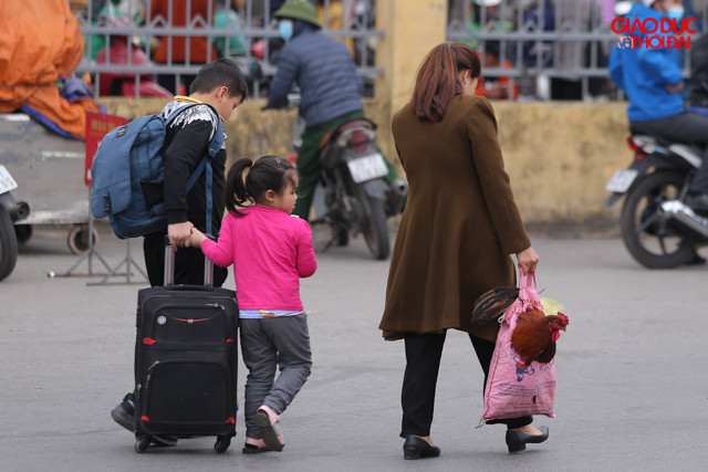 Nhiều gia đình tay xách nách mang những món quà quê. Nhiều gia đình tay xách nách mang những món quà quê.