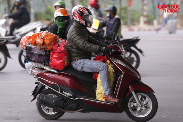 Nhiều chiếc xe máy bị quá tải vì chở người và chở đồ. Nhiều chiếc xe máy bị quá tải vì chở người và chở đồ.