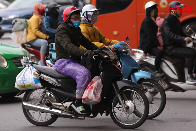 Gà, vịt được treo đằng sau xe máy. Gà, vịt được treo đằng sau xe máy.